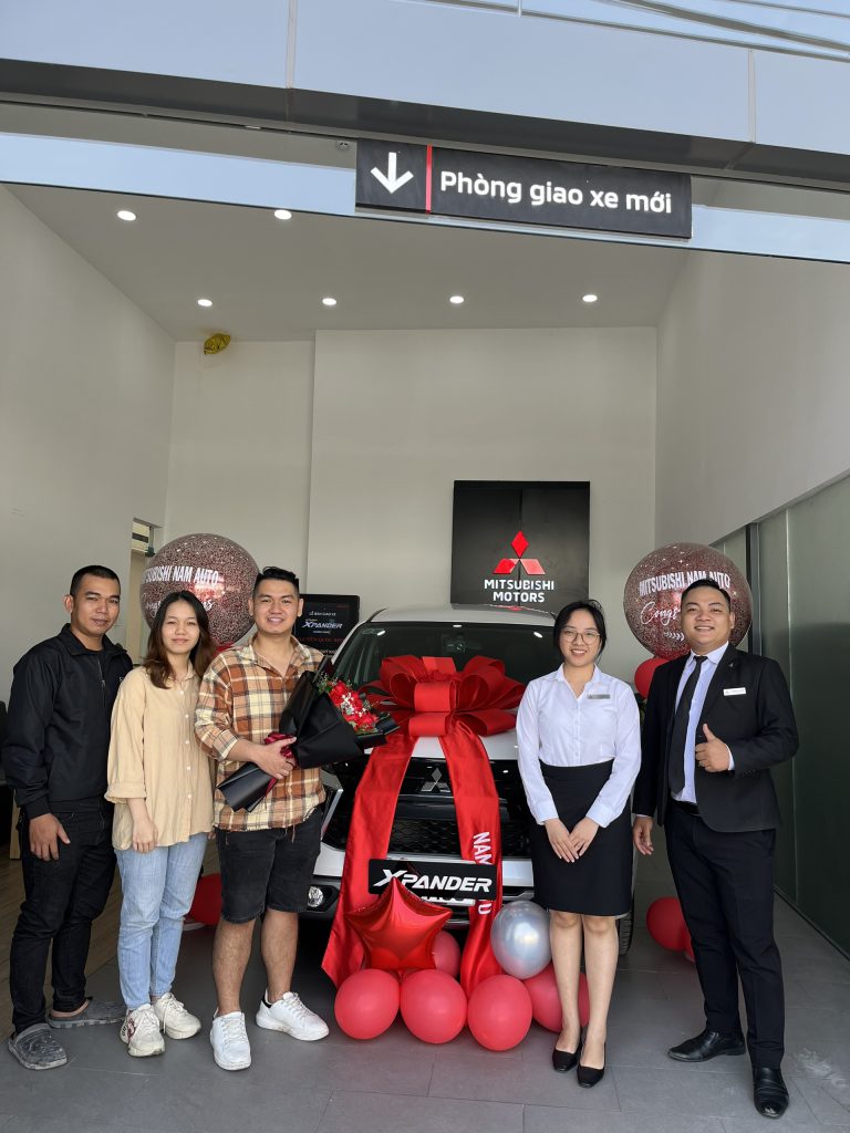 Hình ảnh giao xe tới khách hàng tại đại Lý Xe mitsubishi