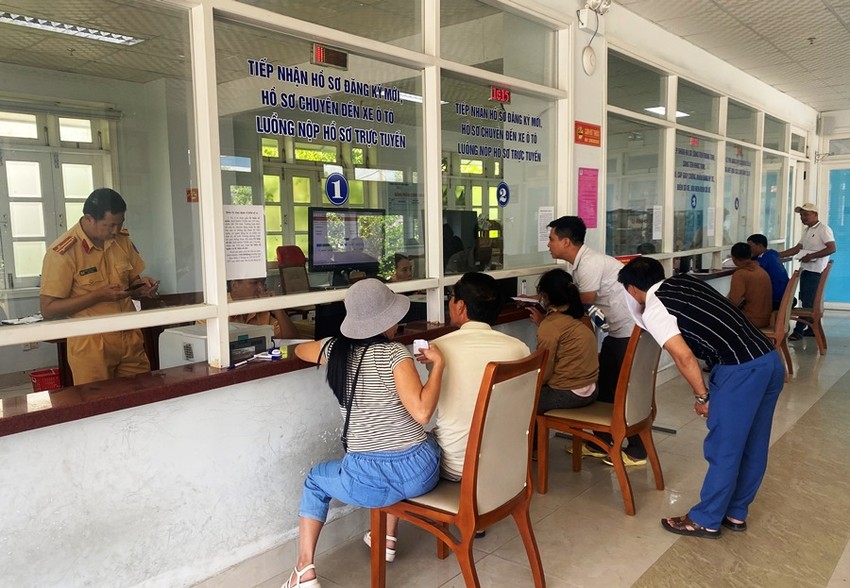 Những Quy Định Đăng Ký Xe ô tô mới Sau Ngày 15/08/2023 2 Hình ảnh Người Dân đi Làm Thủ Tục đăng Ký Xe Ô Tô Sau Ngày 15.08